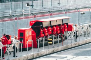 Ilustracja artykułu: F1: jak działa strategia pit stopów i kiedy opłaca się zjechać?