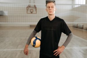Ilustracja artykułu: Siatkówka: jak poprawić przyjęcie zagrywki krok po kroku — ustawienie, praca nóg i najczęstsze błędy