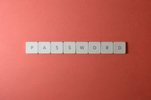 Ilustracja artykułu: Jak chronić konto przed atakami: sprawdzone metody cyberbezpieczeństwa (MFA, hasła, antyphishing i us...