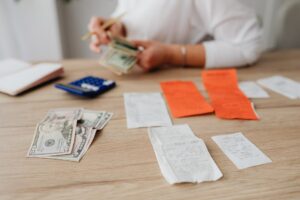 Ilustracja artykułu: Budżet domowy krok po kroku: planowanie miesięcznych finansów i poduszka na niespodzianki
