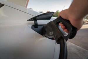 Ilustracja artykułu: Elektryk czy hybryda? Bez mitów porównanie kosztów, wygody i infrastruktury przed zakupem