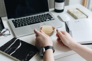 Ilustracja artykułu: Dlaczego mózg lubi rutynę? 10 psychologicznych ciekawostek o koncentracji i radzeniu sobie ze stresem