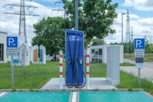 Ilustracja artykułu: Elektryk czy hybryda do codziennej jazdy? Porównanie kosztów, zasięgu i wygody ładowania