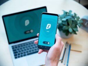 Ilustracja artykułu: Jak działa VPN i prywatność w sieci? Co wciąż może być widoczne i jak wybrać najlepszą usługę