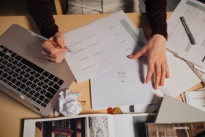 Ilustracja artykułu: Stres w pracy: jak go realnie zmniejszyć - plan działania i proste techniki relaksacyjne