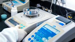 Ilustracja artykułu: Dlaczego działa placebo? Ciekawostki z psychologii i jak mózg oraz kontekst wpływają na odczuwanie...