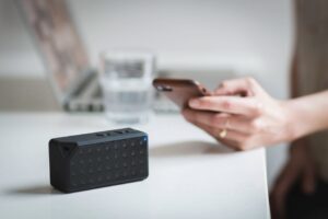 Ilustracja artykułu: Netflix czy Spotify na wieczorny relaks? Porównanie pod nastrój, tempo i regenerację