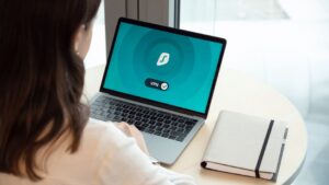 Ilustracja artykułu: Jak działa VPN i jak realnie chroni Twoją prywatność w internecie: poradnik wyboru i bezpieczeństwa